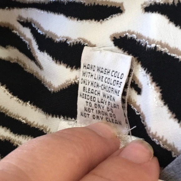 Chico’s 3/4-Sleeve Pullover Zebra Print with Pleated Neckline - Picture 5 of 6